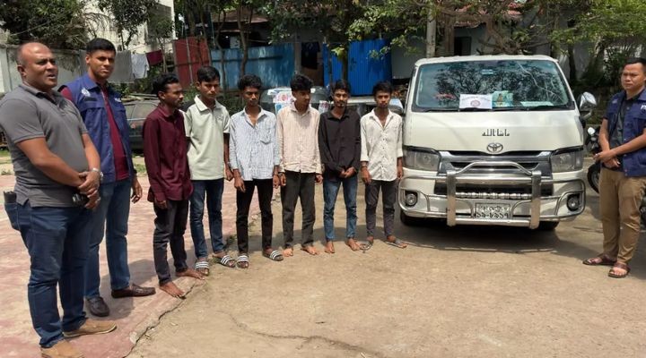 পাঁচগাছিয়ায় ডিবি পরিচয়ে তরুণীকে তুলে নিয়ে যাওয়ার চেষ্টা, আটক ৬